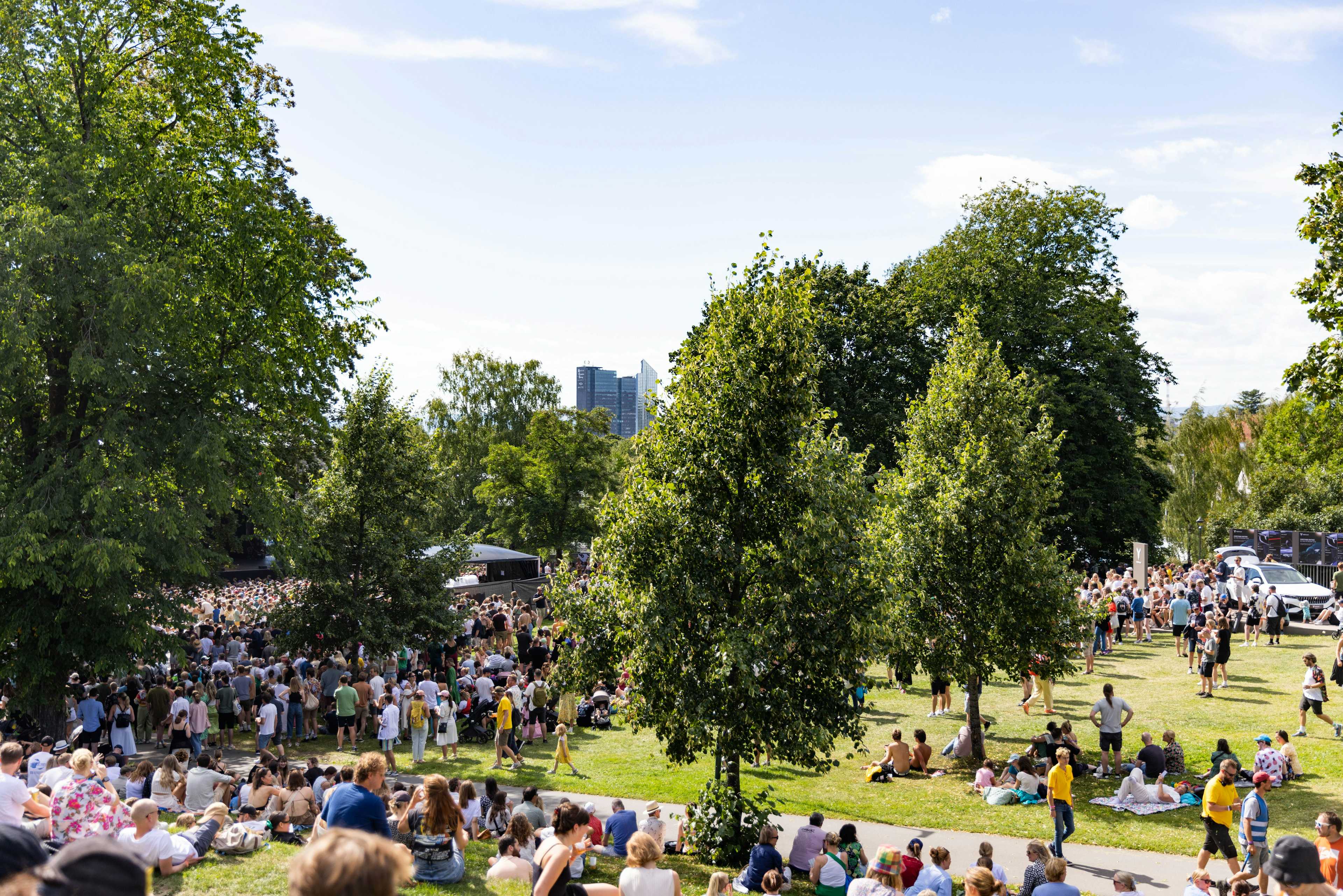 Publikum koser seg i Tøyenparken under Øyafestivalen
