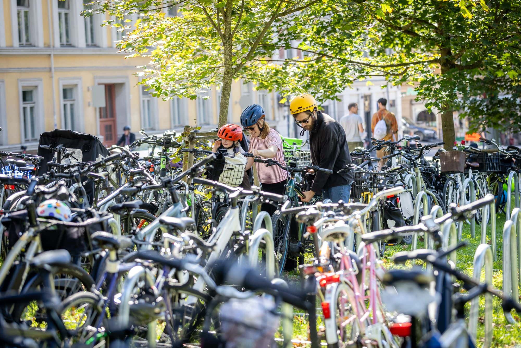 Noen parkerer på Øyafestivalens sykkelparkering