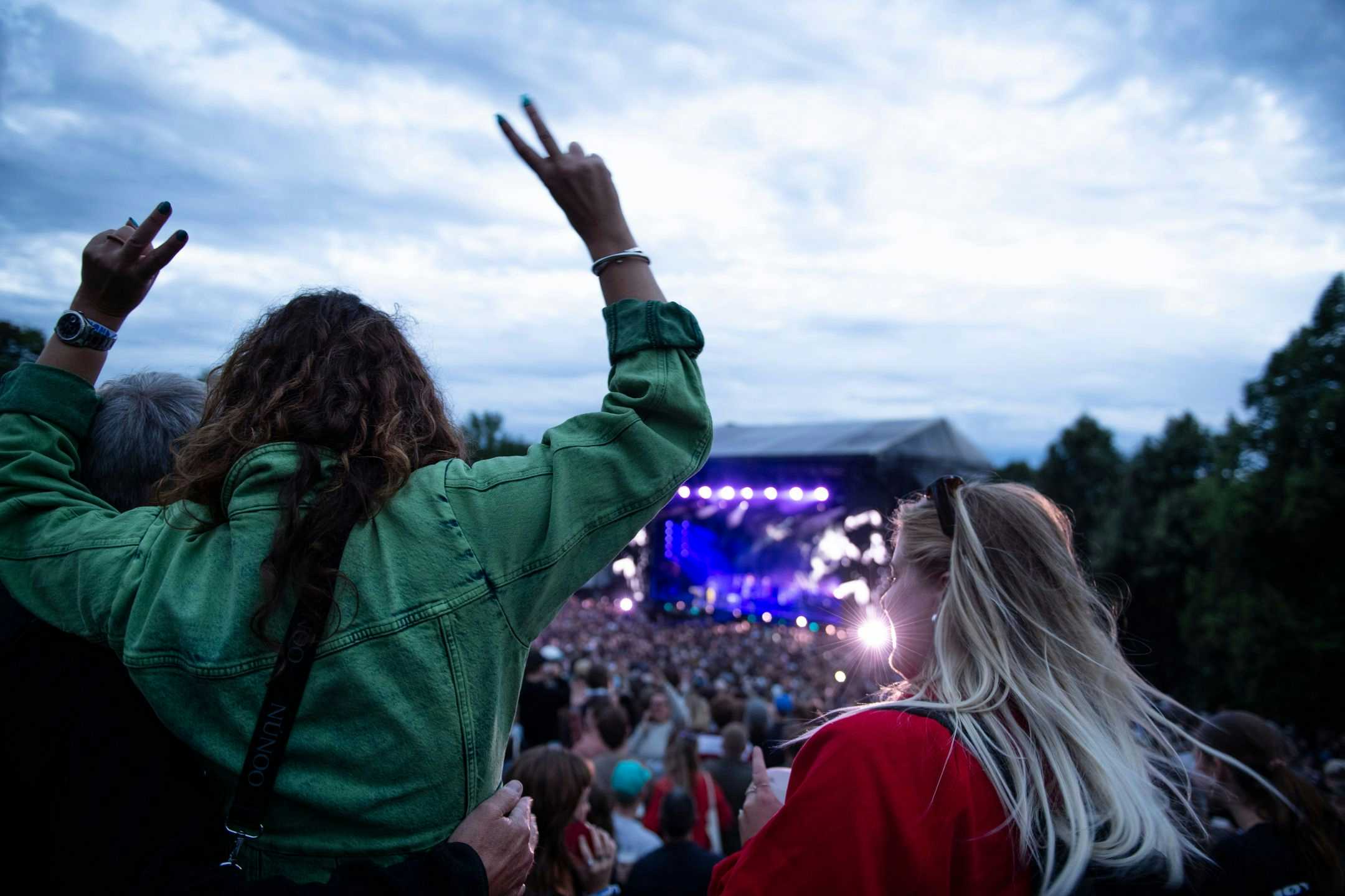 Publikum koser seg i Amfiet under Øyafestivalen 2023