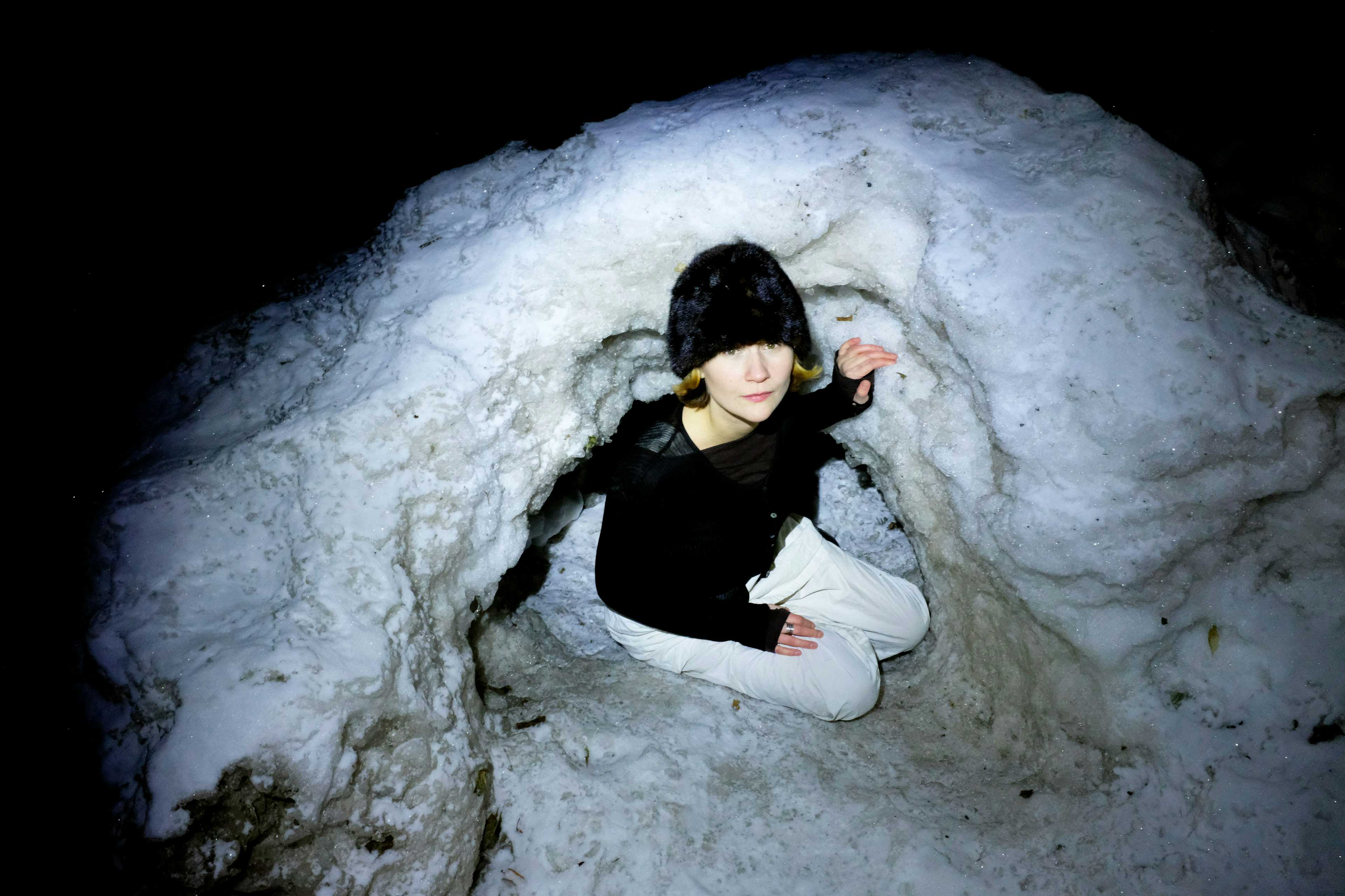 Artisten Signe Dø på vei ut av ei snøhule