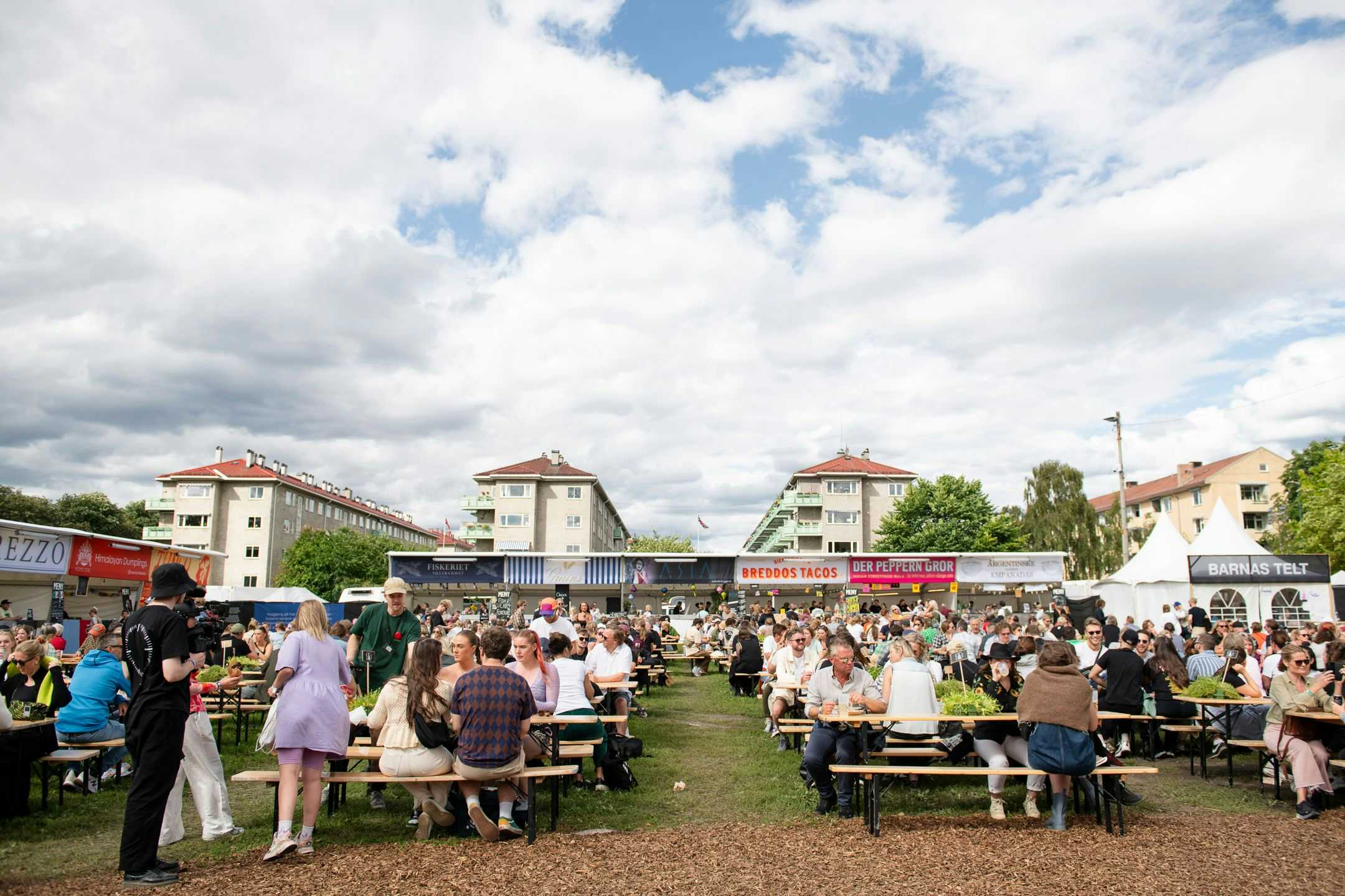 Sultne publikummere spiser på Øyafestivalens sttørste matområde