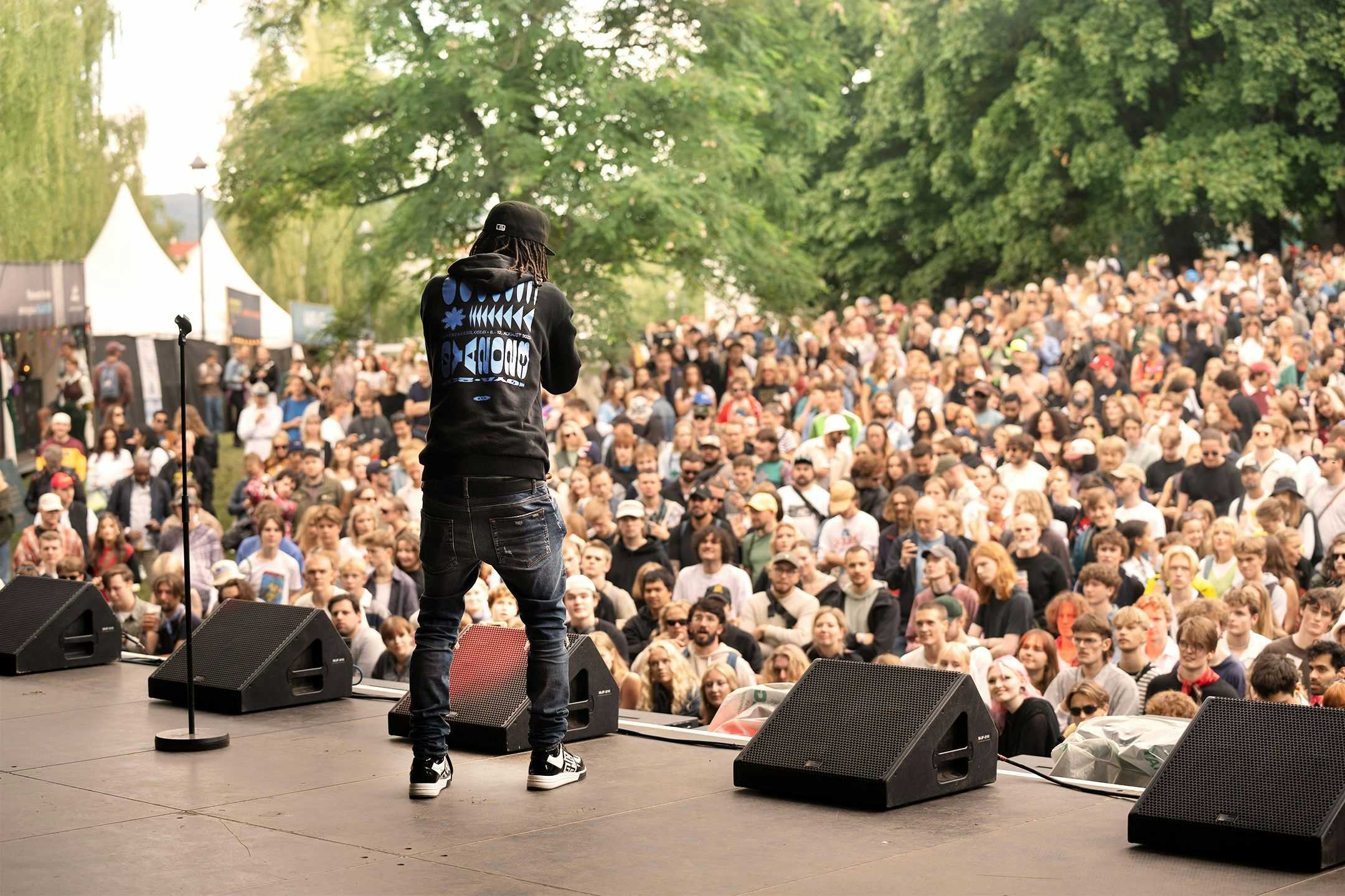 Bilde av rapperen Boldy James på scenen foran et stort publikum på Øya 2023